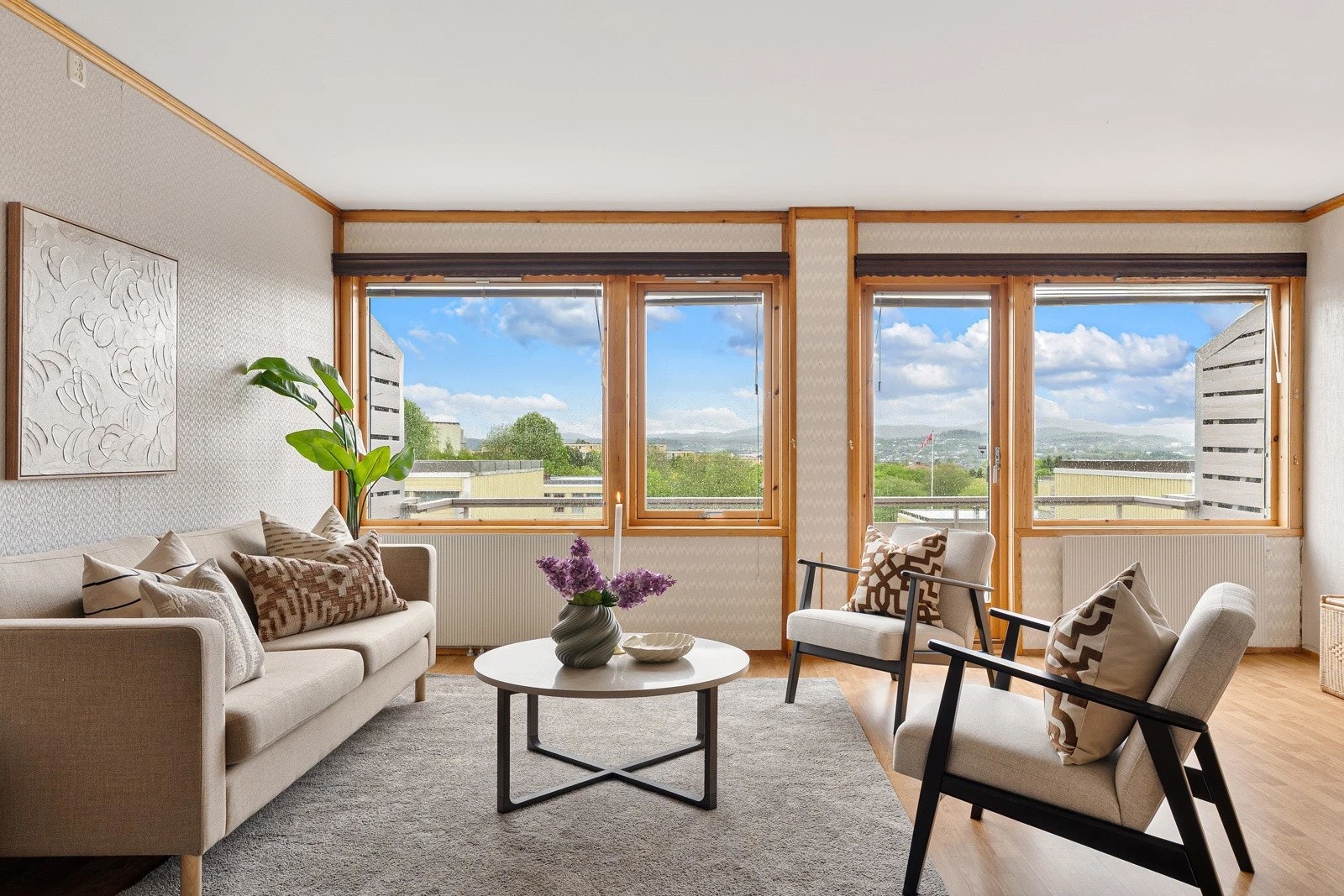 Stuen har store vindusflater som sørger for et lyst og behagelig innemiljø. Galleribilde