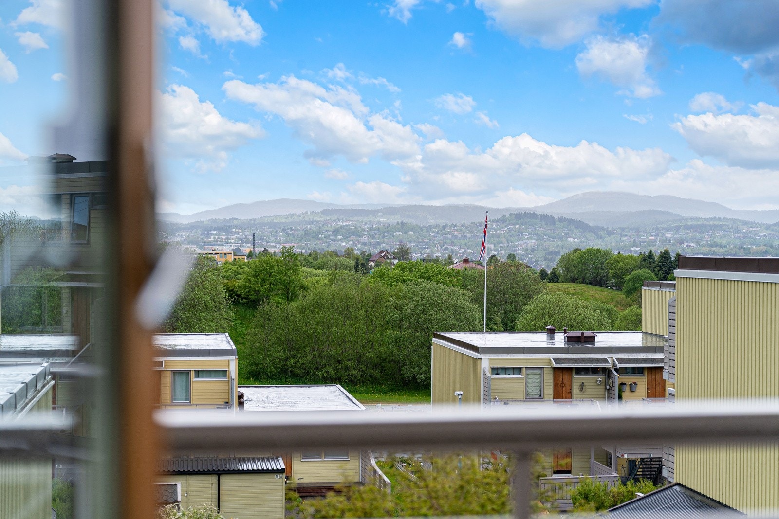 Leiligheten har 3 solrike uteplasser med øst- og vestvending, egen hageflekk og nydelig utsikt mot Byåsen. Galleribilde
