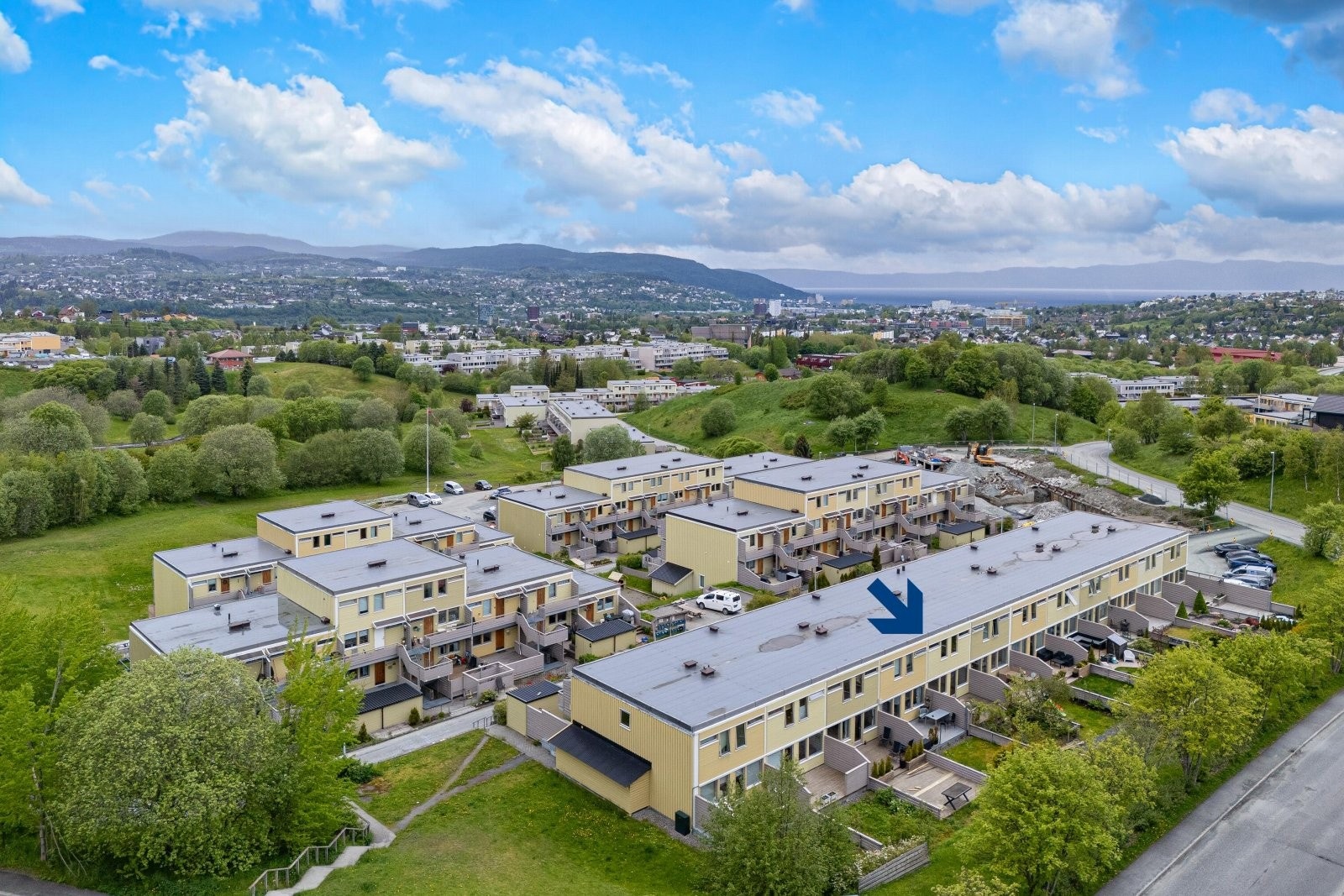 Området byr på en kombinasjon av naturskjønne omgivelser og bynære fasiliteter, noe som gjør bydelen svært attraktiv, både for barnefamilier, unge og eldre. Galleribilde
