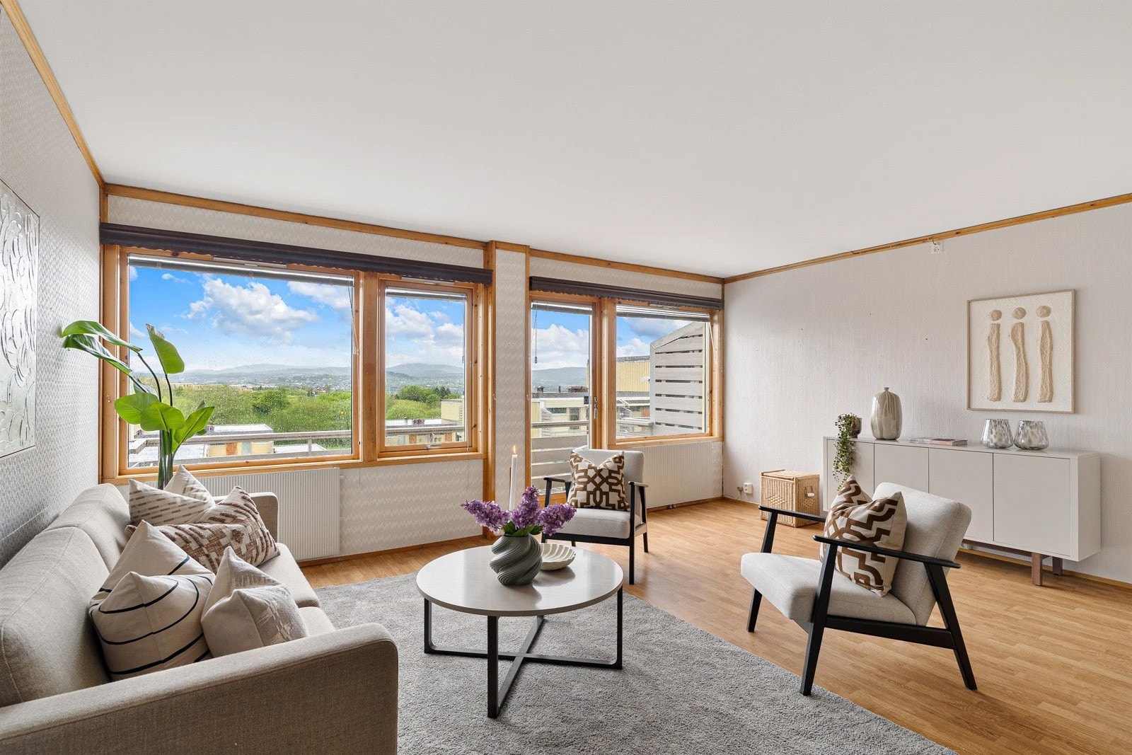 Opp trappeløpet har man en romslig stue på hele 32,5 kvm. Galleribilde