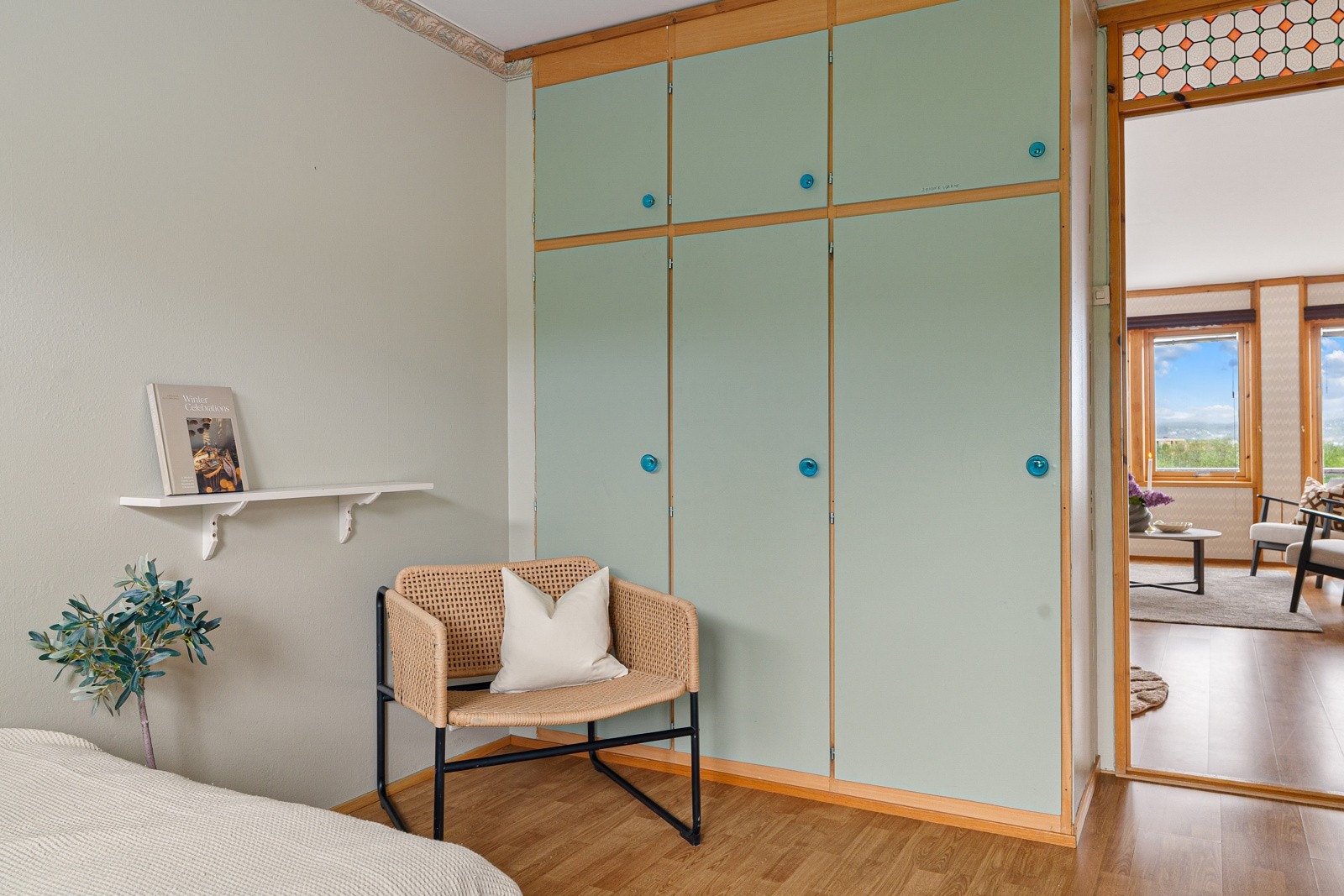 Som et bonus har soverommet plassbygde garderobeskap. Galleribilde