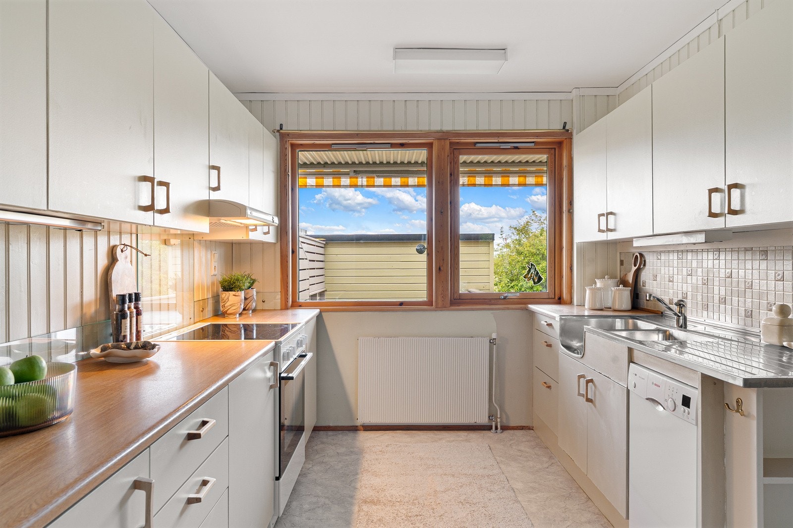 Hvitevarer som oppvaskmaskin, stekeovn og kjøl- og fryseskap medfølger. Galleribilde