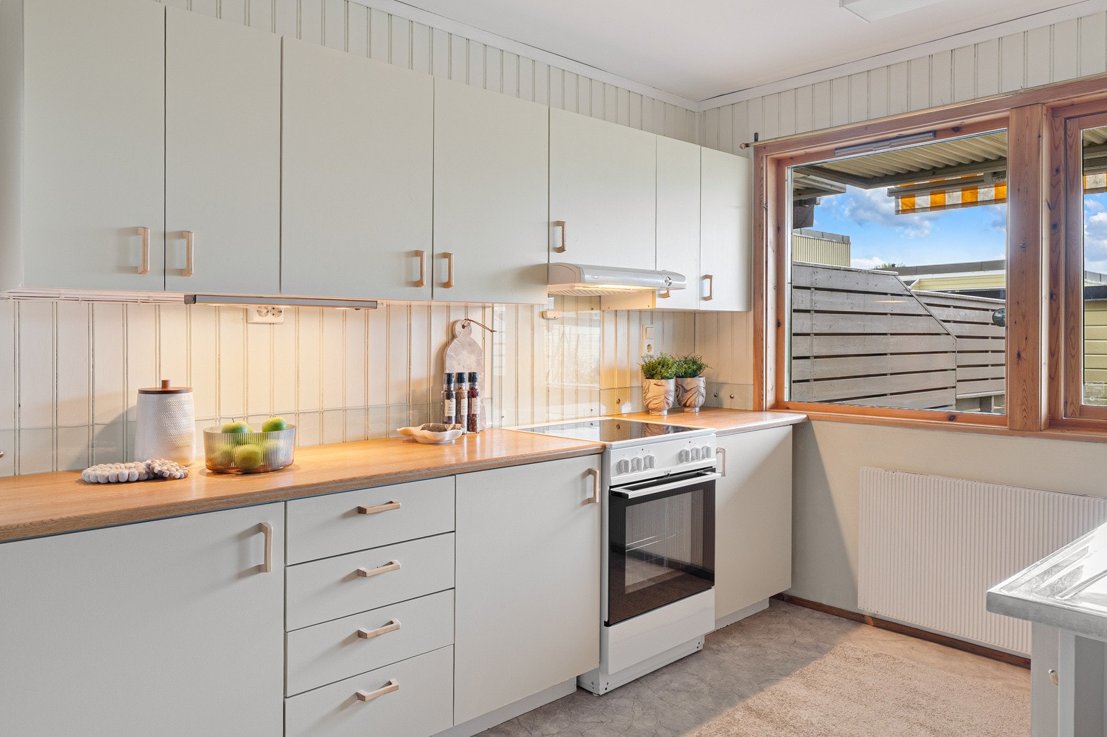 Praktisk kjøkken med god skap- og benkeplass. Galleribilde