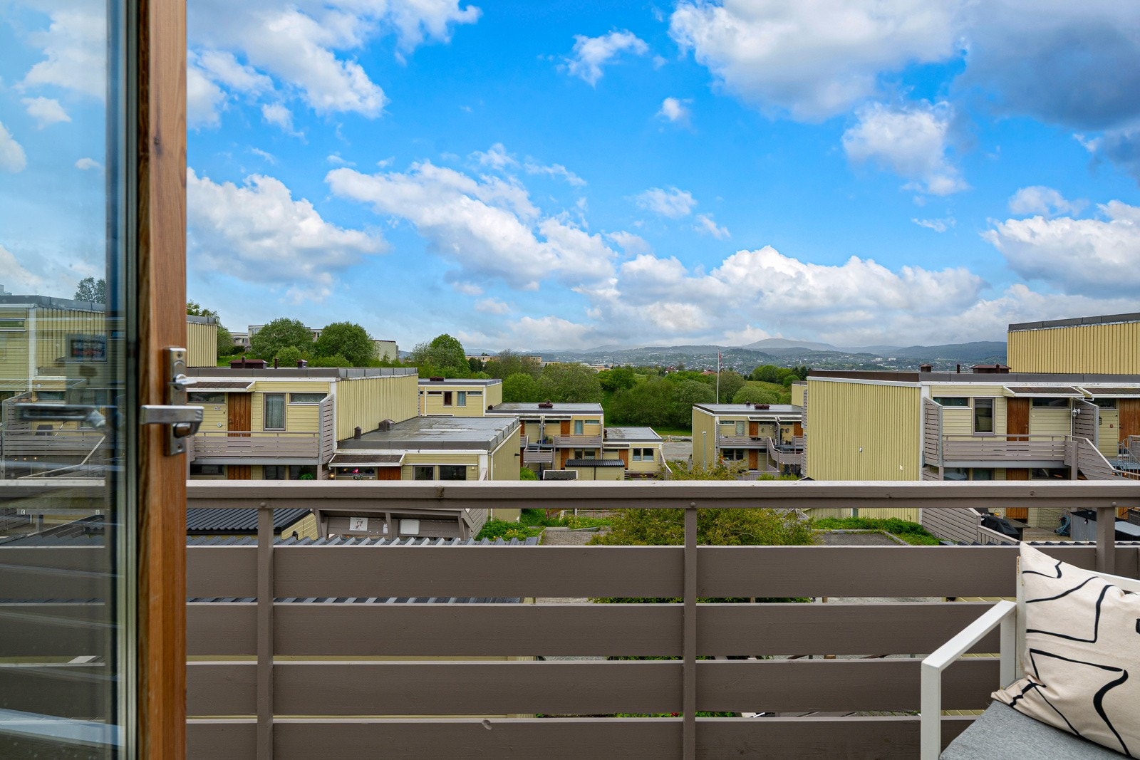 Fra stuen er det utgang til en vestvendt balkong med nydelig utsikt mot Byåsen. Galleribilde
