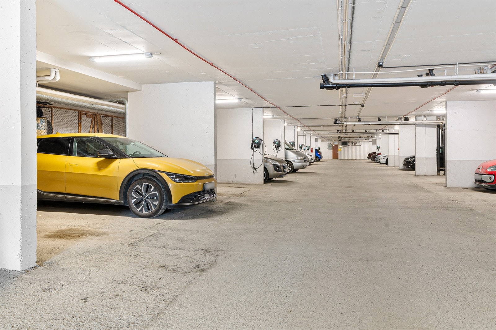 Det medfølger en fast p-plass i felles oppvarmet garasjeanlegg her medfølger det en liten bod i bakkant. Galleribilde