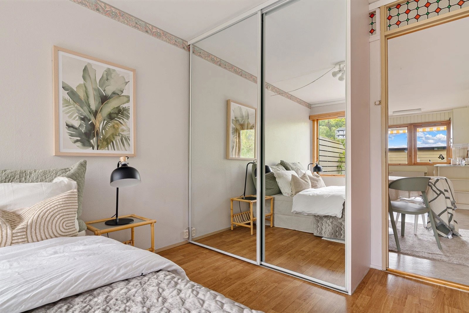 Det innebygde garderobeskapet med speilfronter gir god oppbevaringsplass Galleribilde