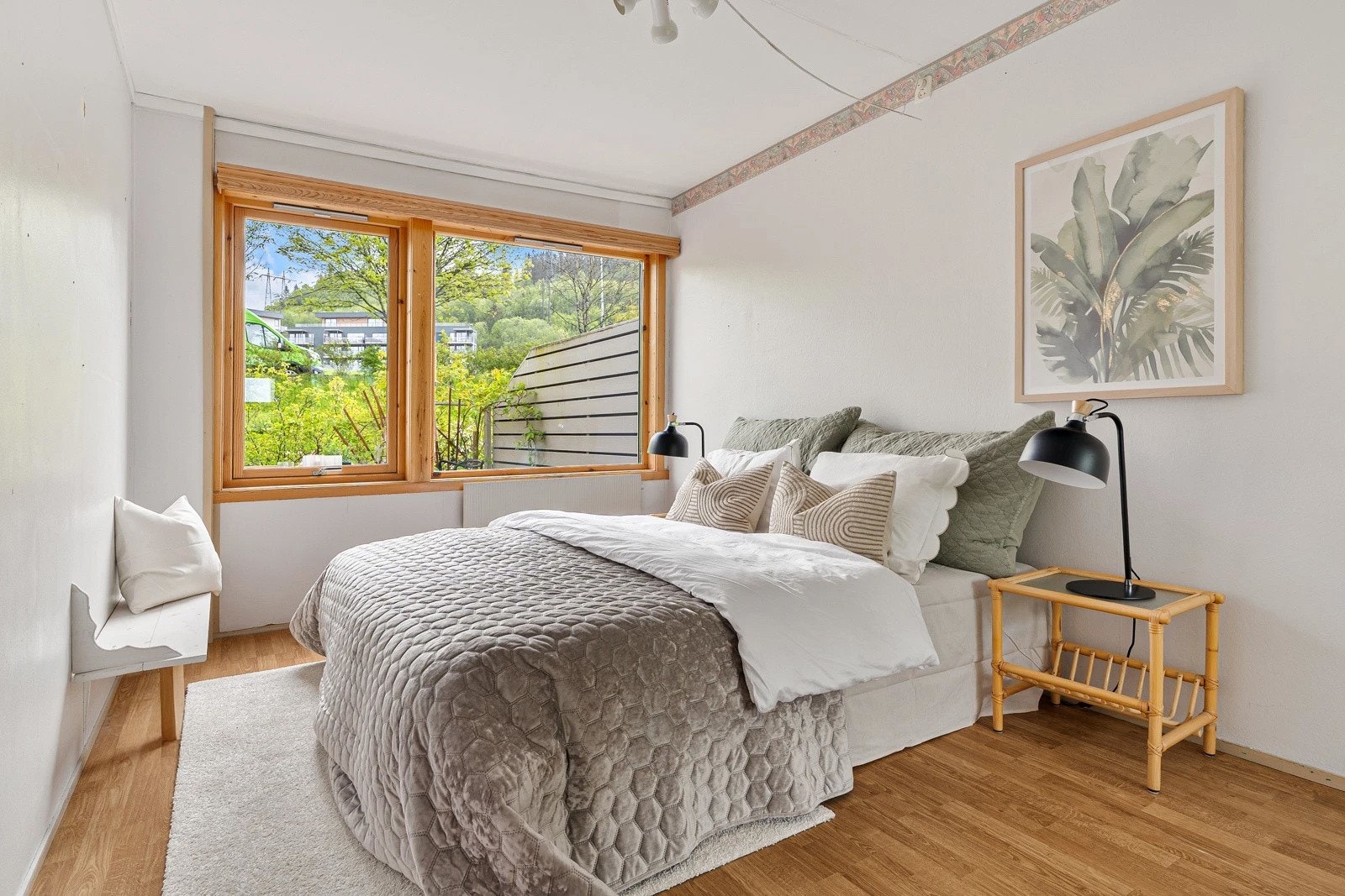 Alle soverommene har god plass til en dobbeltseng, nattbord og garderobeløsninger. Galleribilde