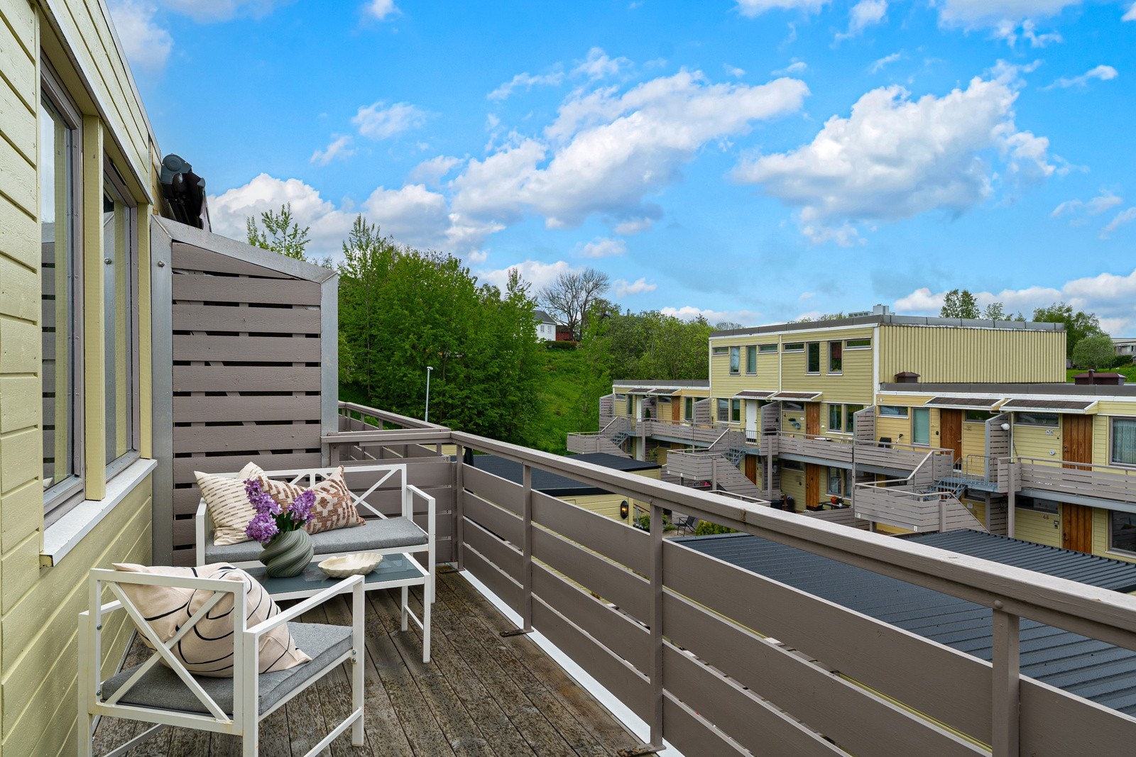 Balkongen på 8,5 kvm har god plass til utendørsmøbler. Her kan man nyte herlig ettermiddags- og kveldssol. Galleribilde