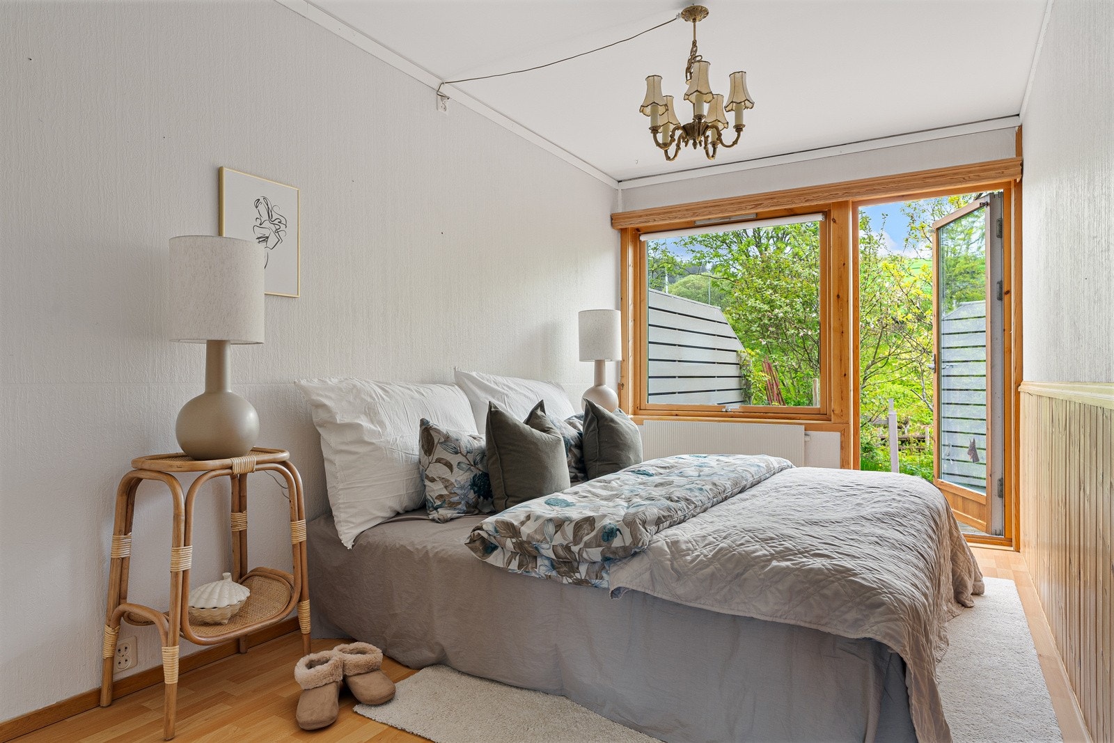 Leiligheten har 3 store soverom målt til 10,5, 11,5 og 11,5 kvm. Fra det ene soverommet er det direkte utgang til terrasse og hage. Galleribilde