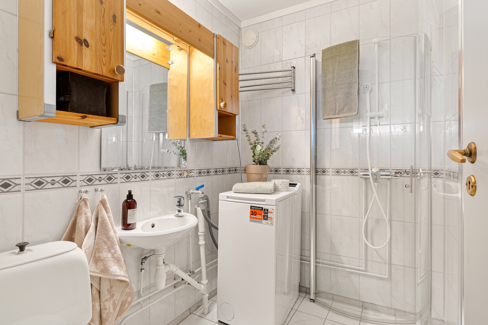 Lyst flislagt vaskerom/bad på 3 kvm. Galleribilde