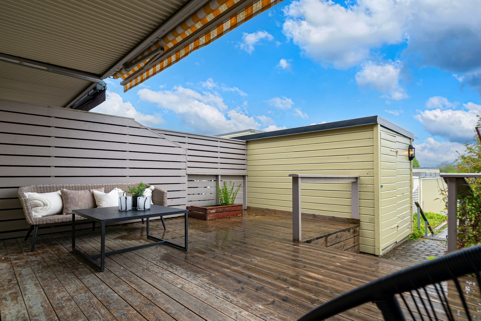 Ved inngangspartiet har man en vestvendt terrasse på 20,5 kvm. Her har man flott ettermiddags- og kveldssol, markise og en sportsbod. Galleribilde