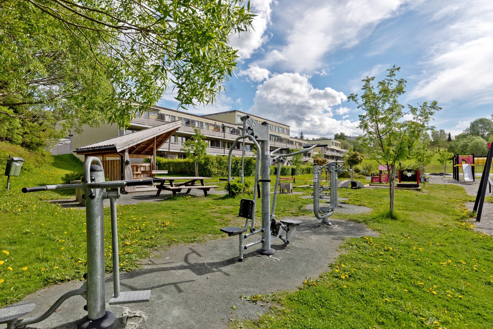 Borettslaget har store, fine grøntområder rundt boligene og flere lekeplasser fordelt på tunene. Galleribilde