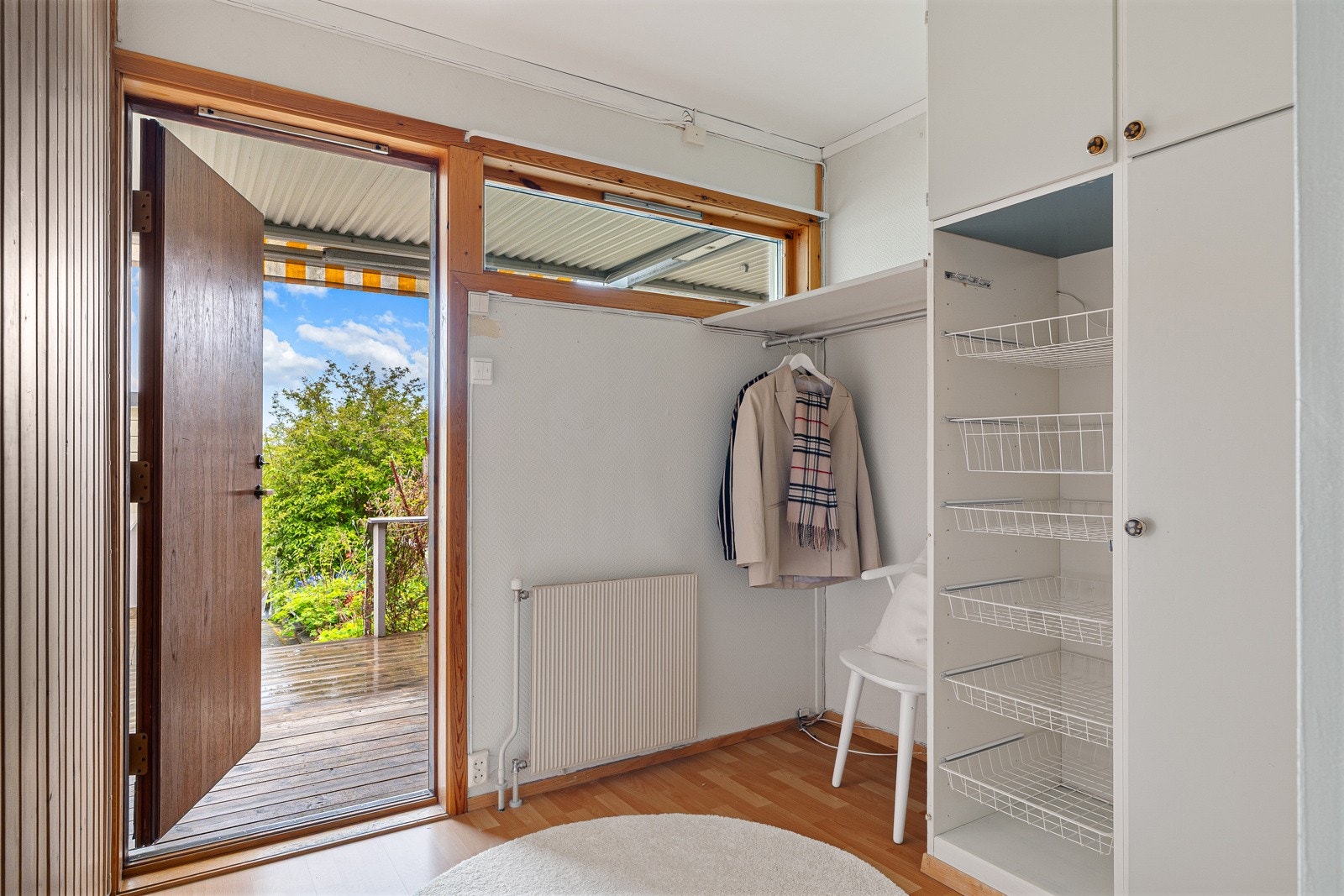 Velkommen inn! Entréen har innebygd garderobeskap til oppbevaring av sko og yttertøy. Galleribilde