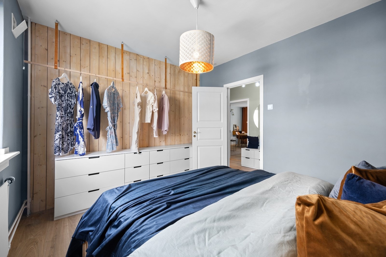 Her er det rikelig med plass for dobbeltseng, nattbord og gode garderobeløsninger. Galleribilde