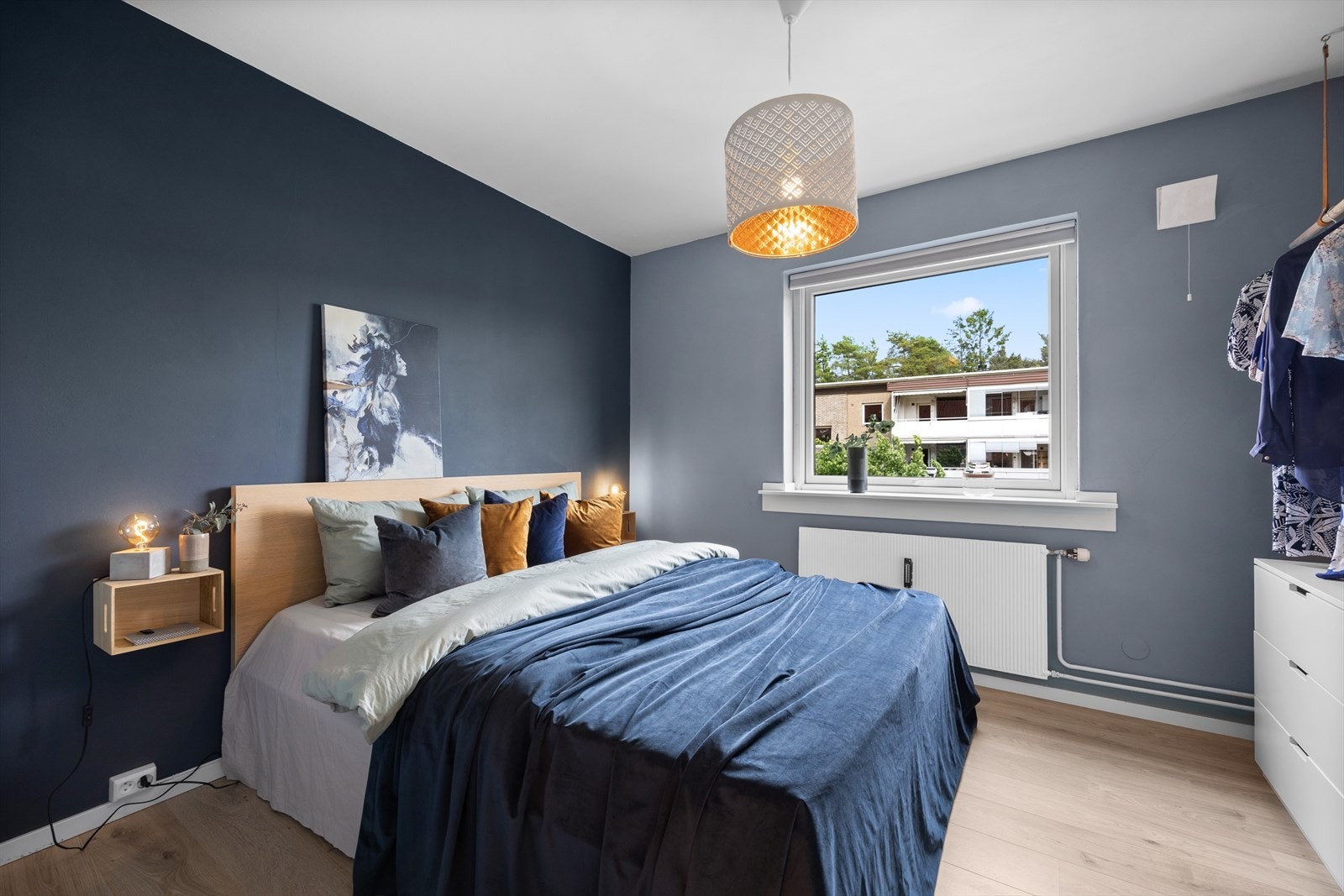 Leilighetens soverom fremstår som romslig og er malt i behagelige fargetoner. Galleribilde