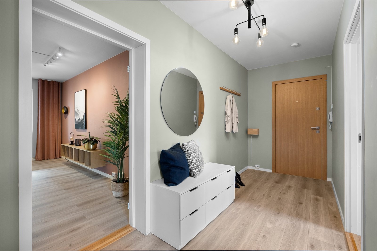 Man ønskes velkommen i en lys og romslig entré med god plass til å henge av seg yttertøyet og sette fra seg sko. Galleribilde