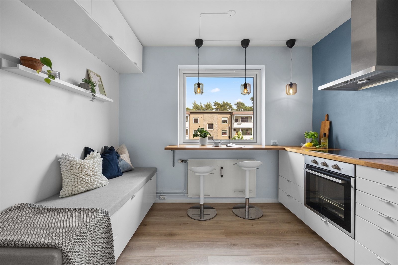 Adskilt kjøkken med frokostplass, her kommer morgensolen inn. Galleribilde