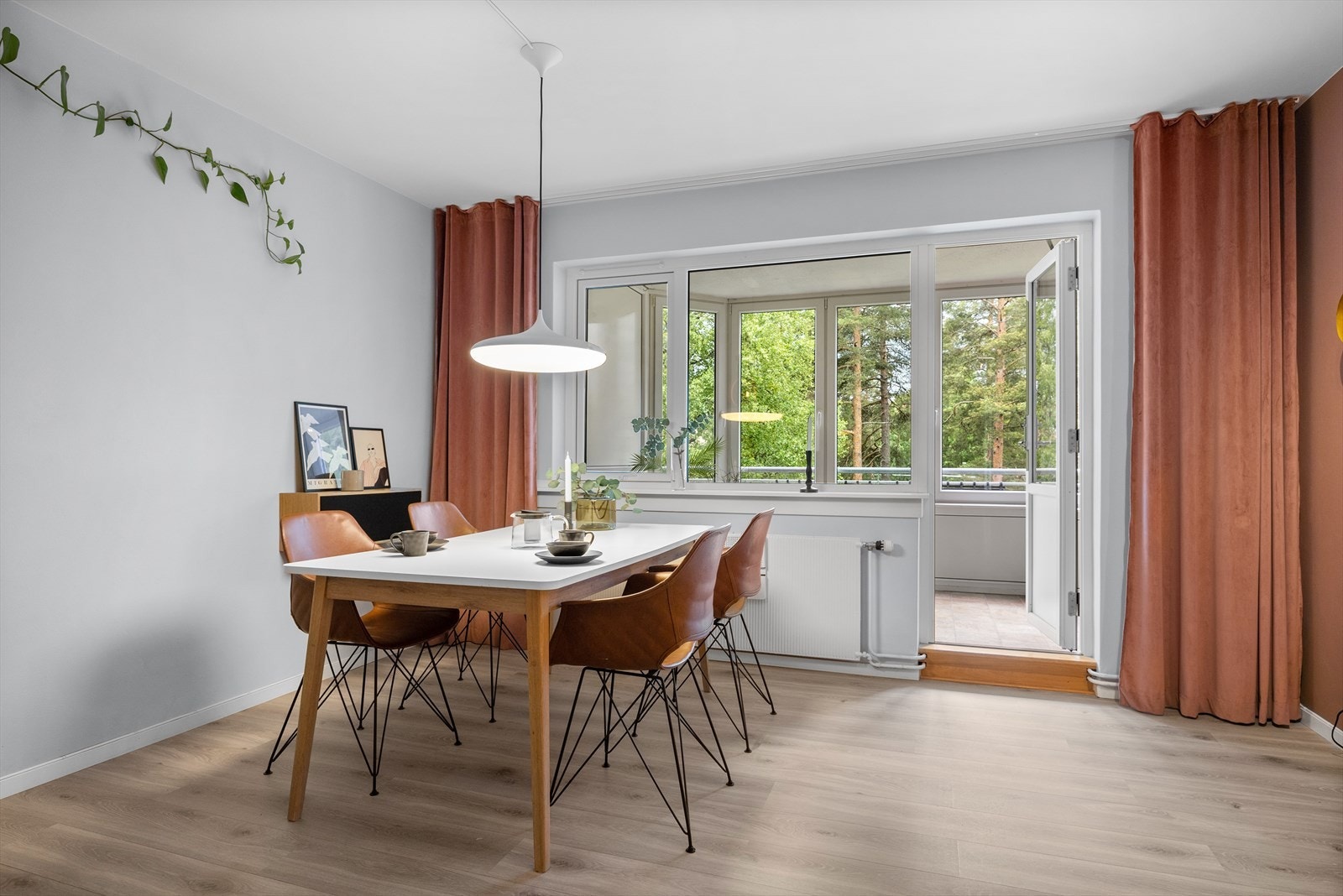 Rommet har en lun og behagelig atmosfære, som gjør rommet til et naturlig samlingspunkt. Generøs takhøyde, 2,51 meter. Galleribilde