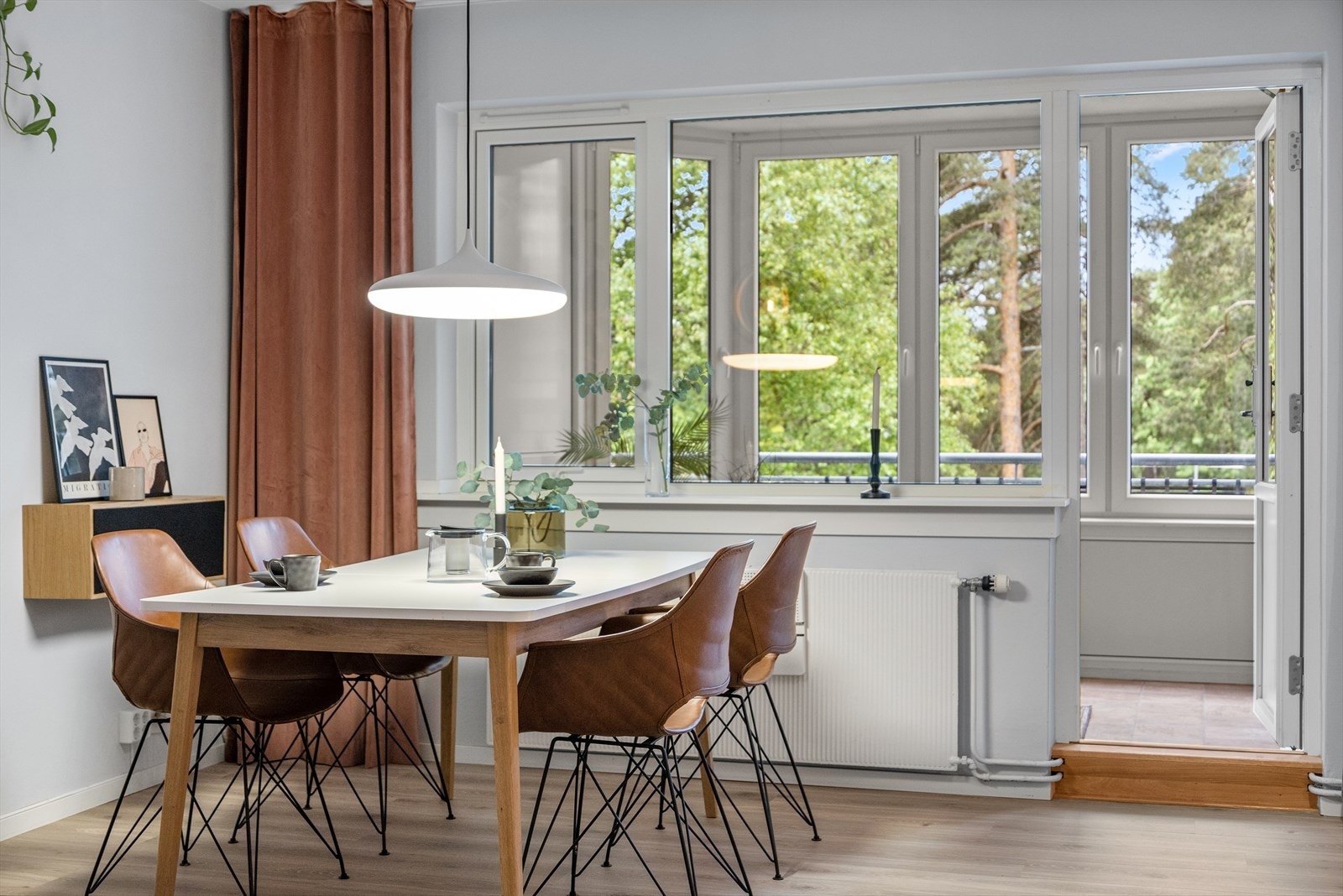 Arealeffektiv og tiltalende 2-roms andelsleilighet med attraktiv beliggenhet på Oppsal. Leiligheten har god størrelse på alle rom og generøse vindusarealer. Galleribilde