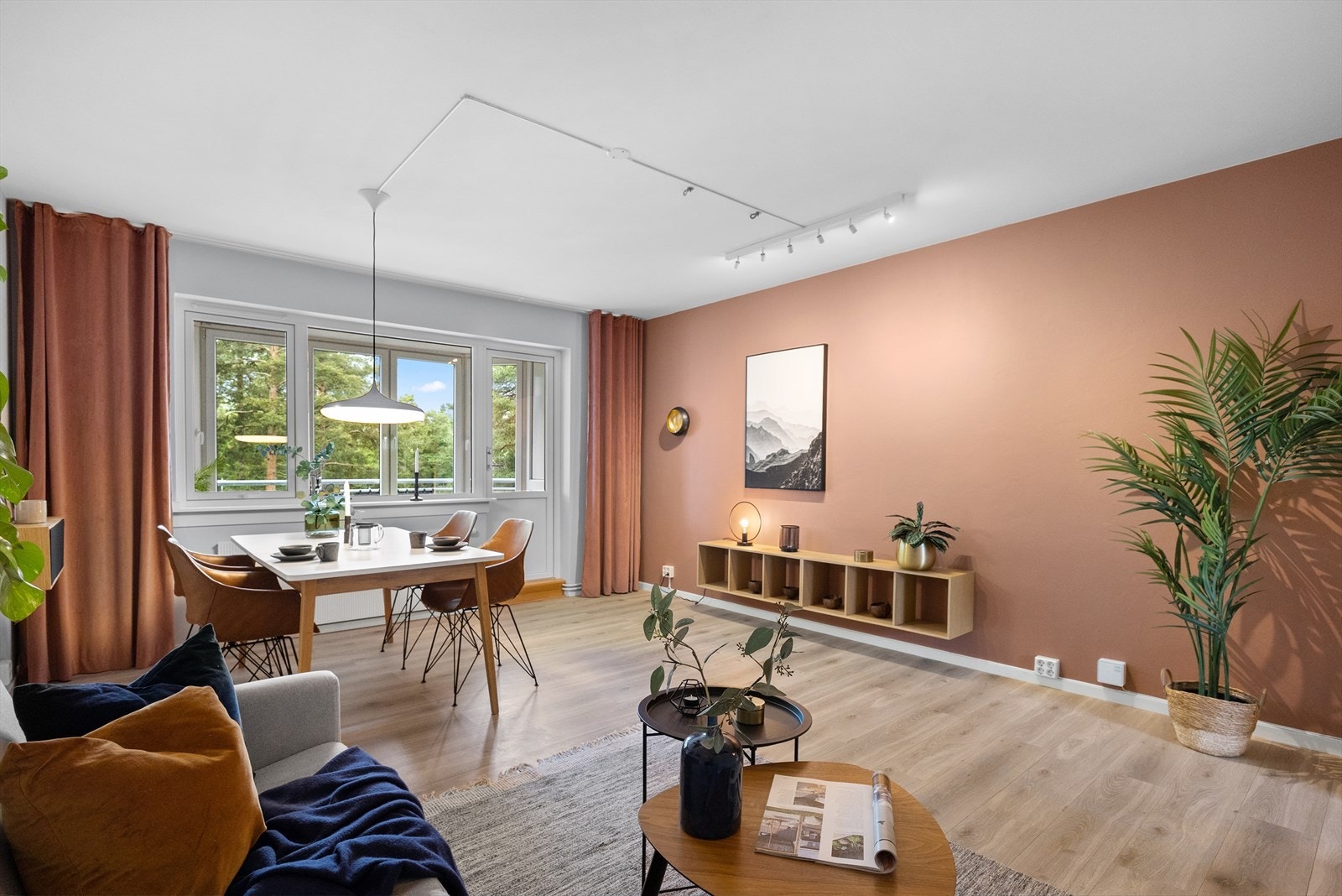 Lys og hyggelig stue med store vindusflater som bidrar til en luftig og god atmosfære i rommet. Galleribilde