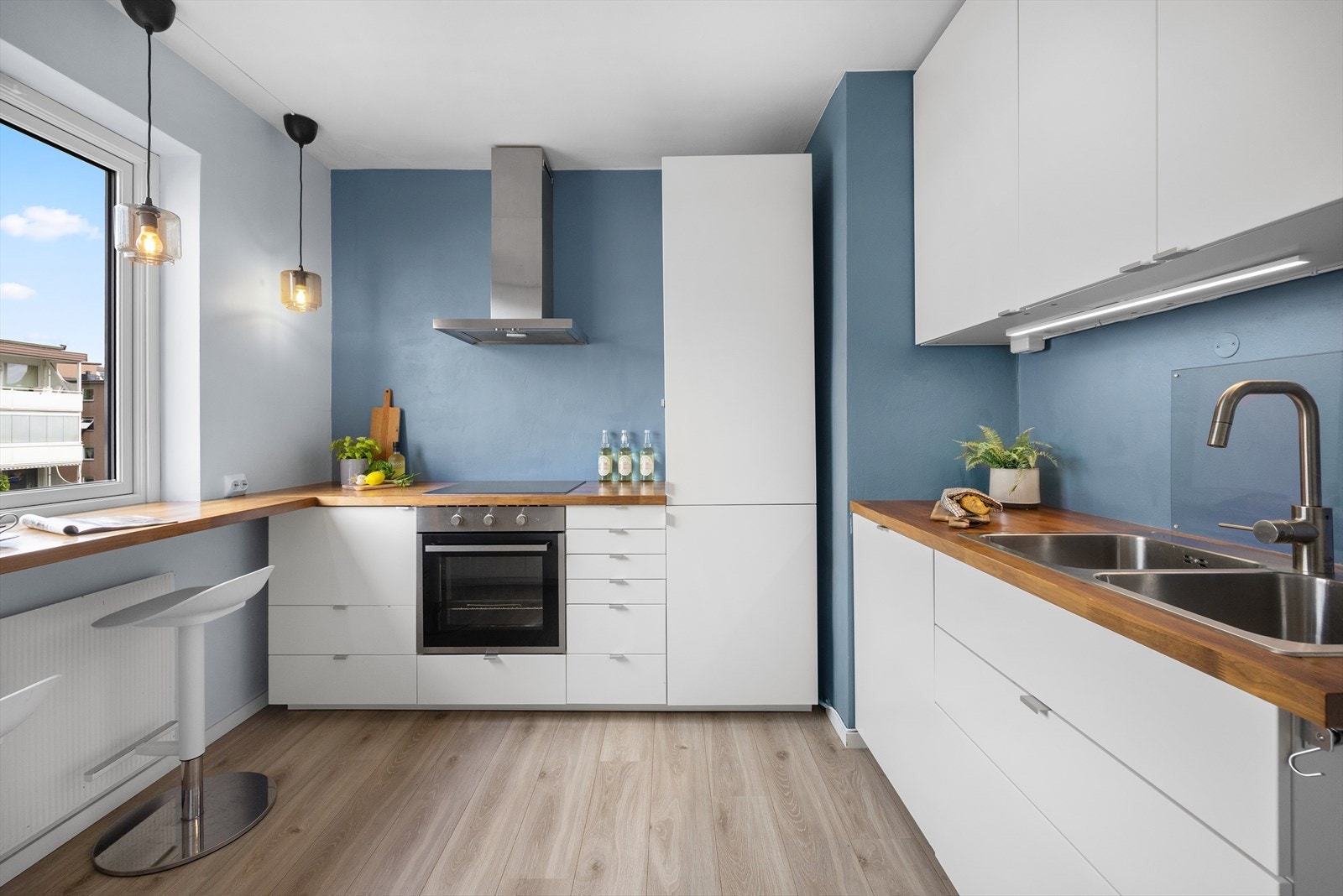 I innredningen er det integrerte hvitevarer som stekeovn, platetopp, oppvaskmaskin og kjøl/frys. Galleribilde