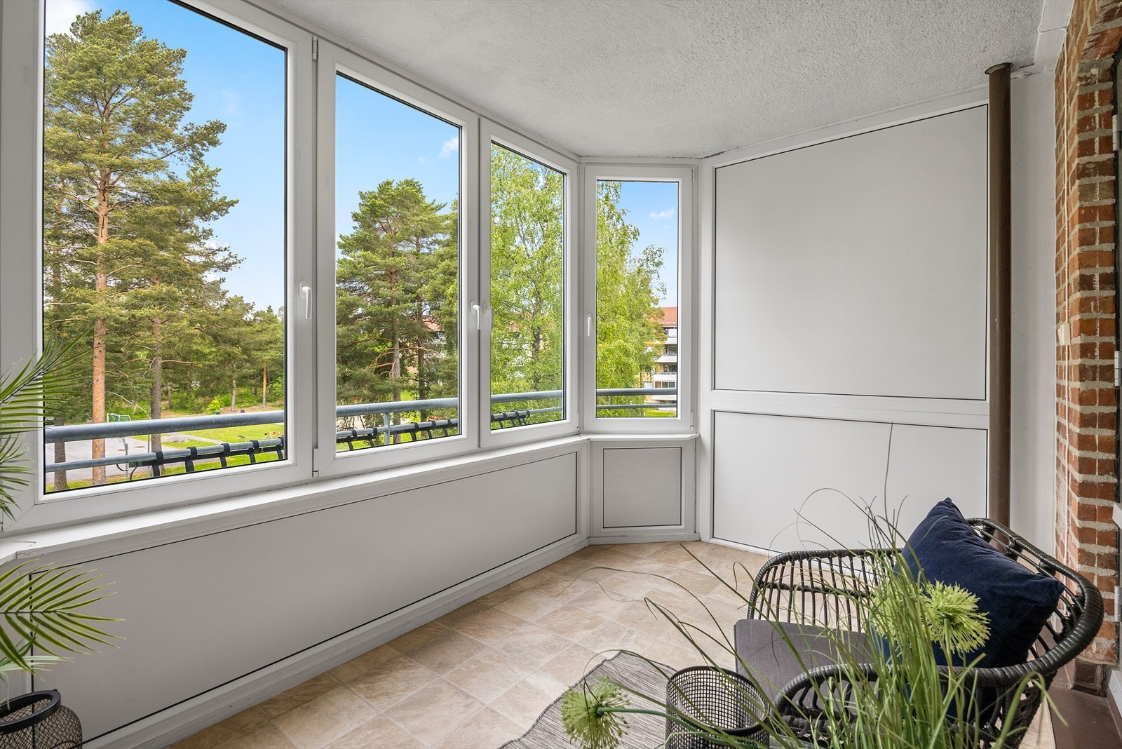 Balkongen blir et ekstra rom som kan brukes året rundt, uansett vær. Perfekt for en rolig morgenkaffe eller en avslappende stund med en bok. Galleribilde