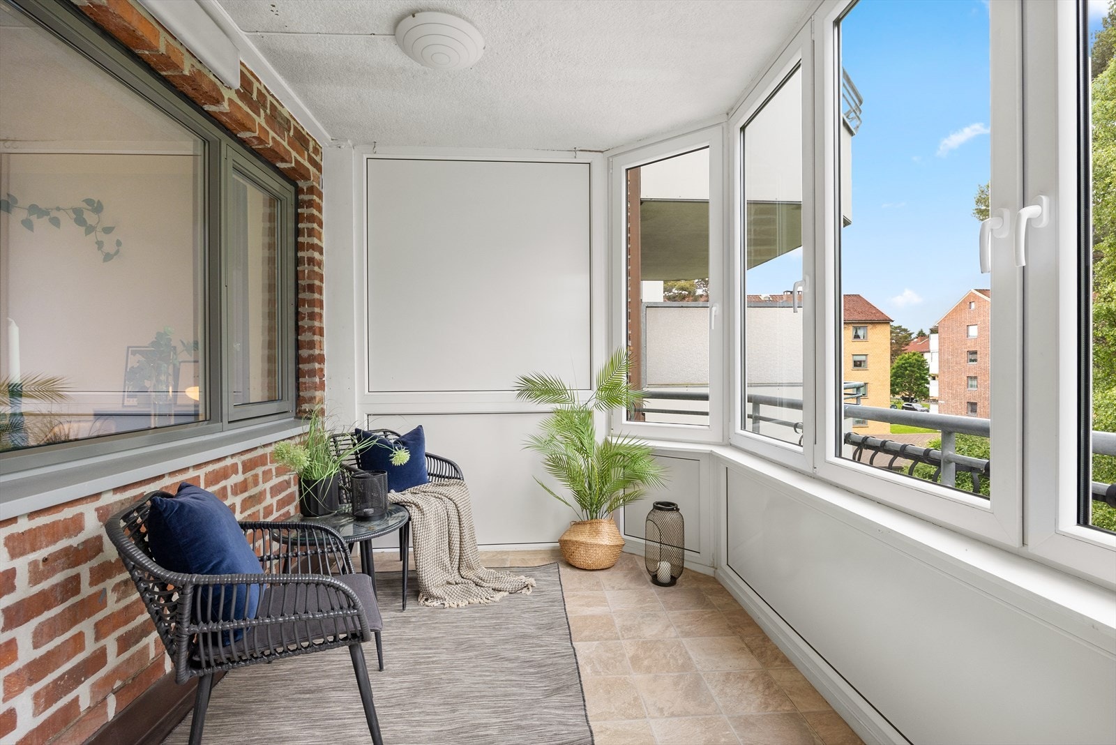 Den lune og solrike balkongen er prikken over i´en for denne leiligheten, innglassingen gjør at balkongen kan brukes selv i litt ruskevær. Galleribilde