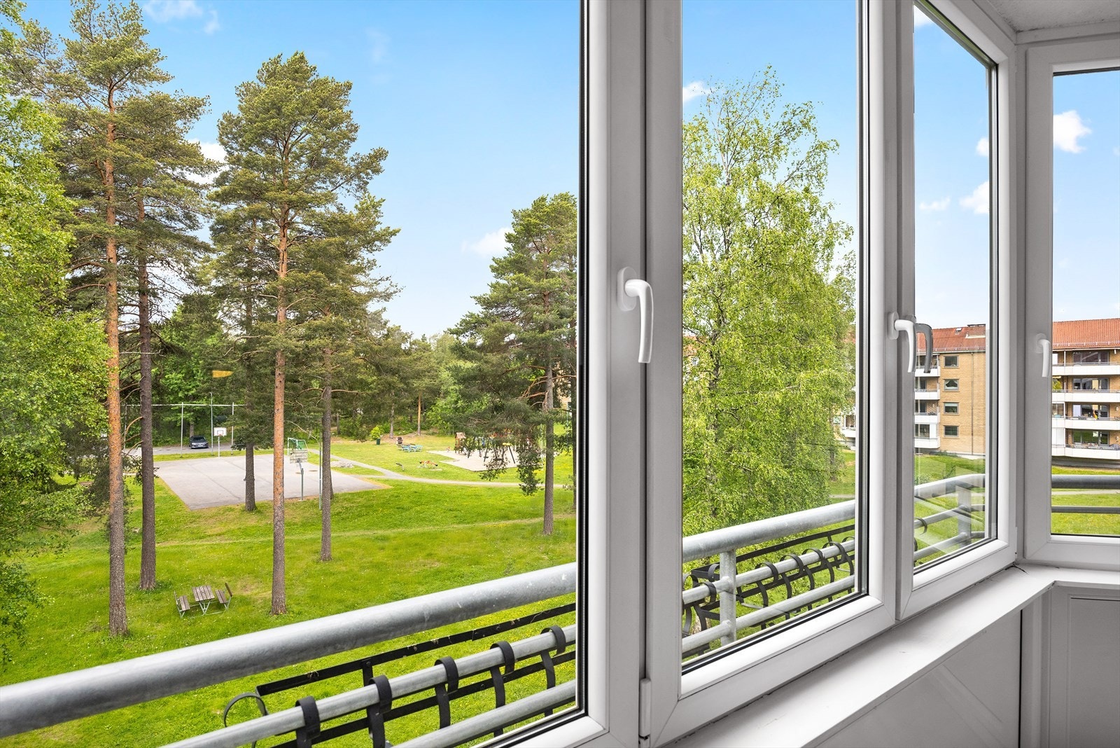 Balkongvinduene kan åpnes for å slippe både sol og luft inn. Galleribilde