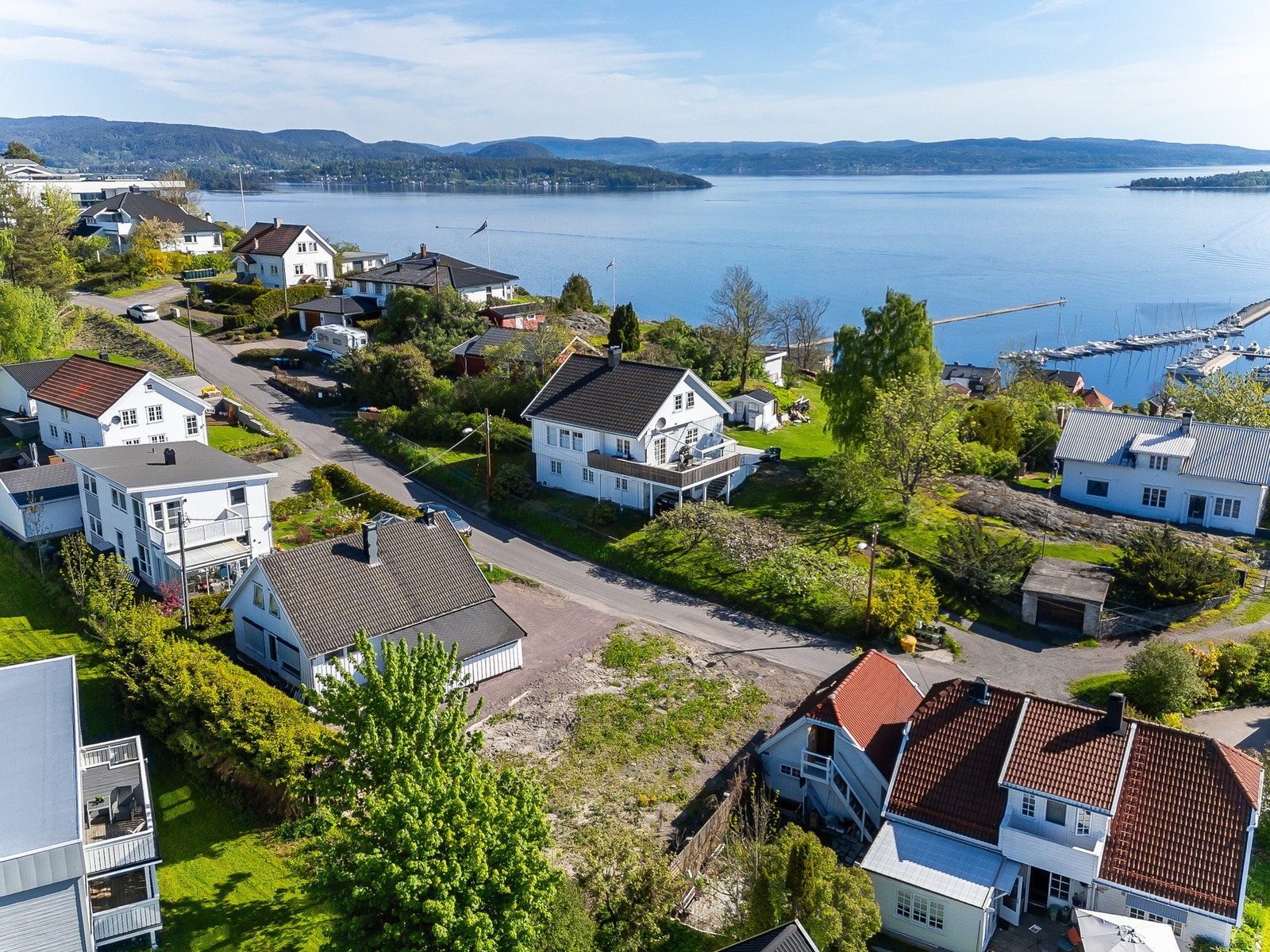 Umiddelbar nærhet til fjellheisen som går ned til Holmestrand stasjon og videre sentrum. Rove er et barnevennlig område med kort vei til både skole og barnehage. Galleribilde