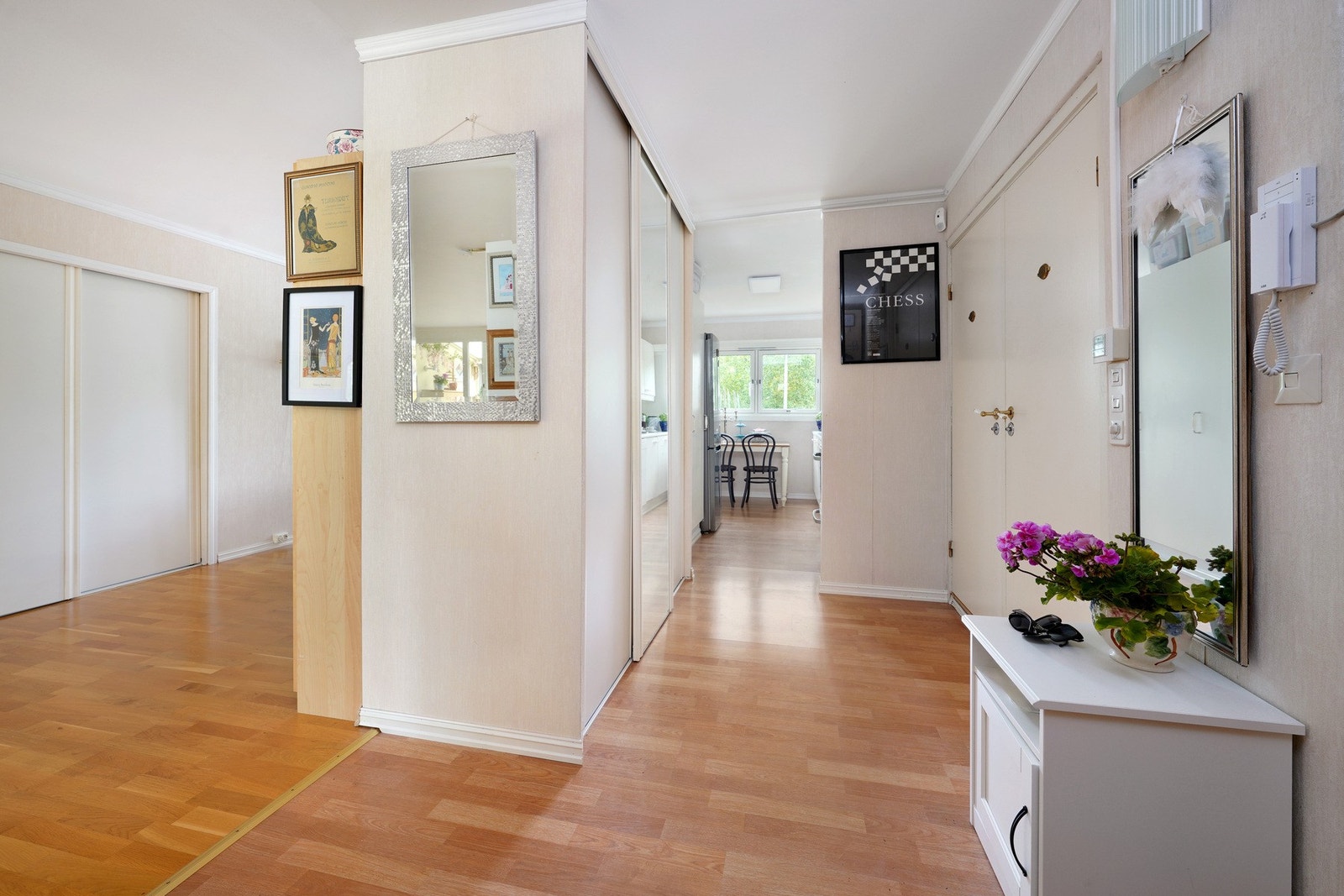 Gang med skyvedørsgarderobe Galleribilde