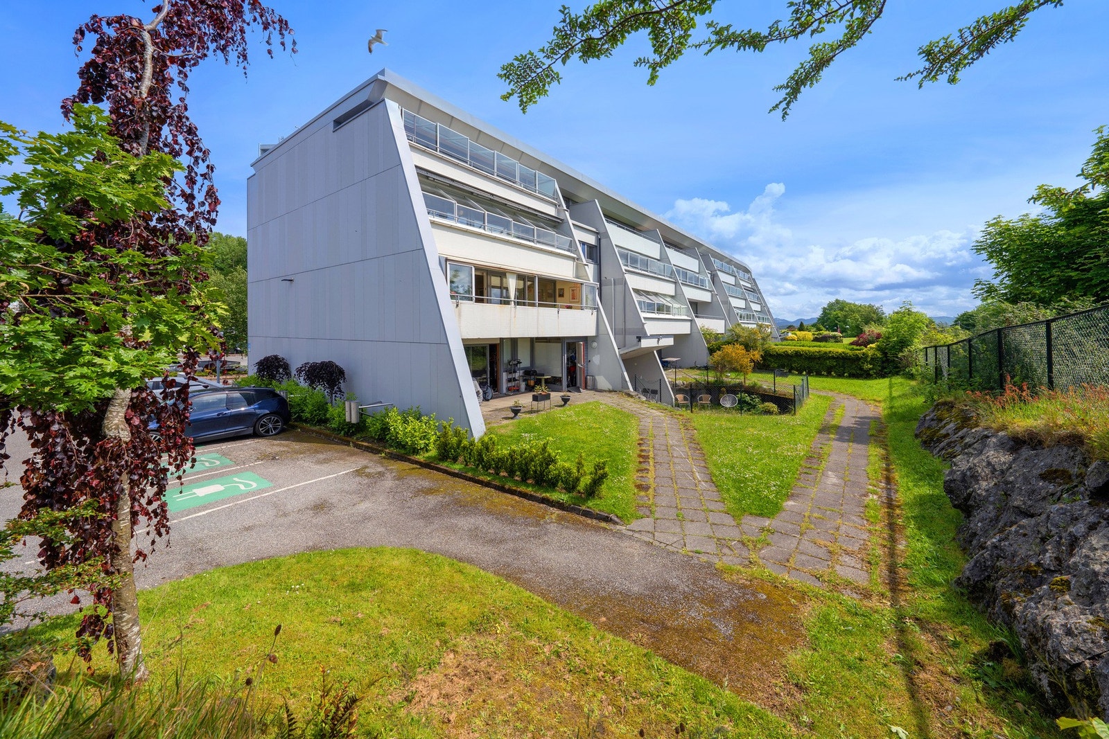 Leiligheten ligger i 2.etasje. Som er praktisk når bygget ikke har heis. Galleribilde