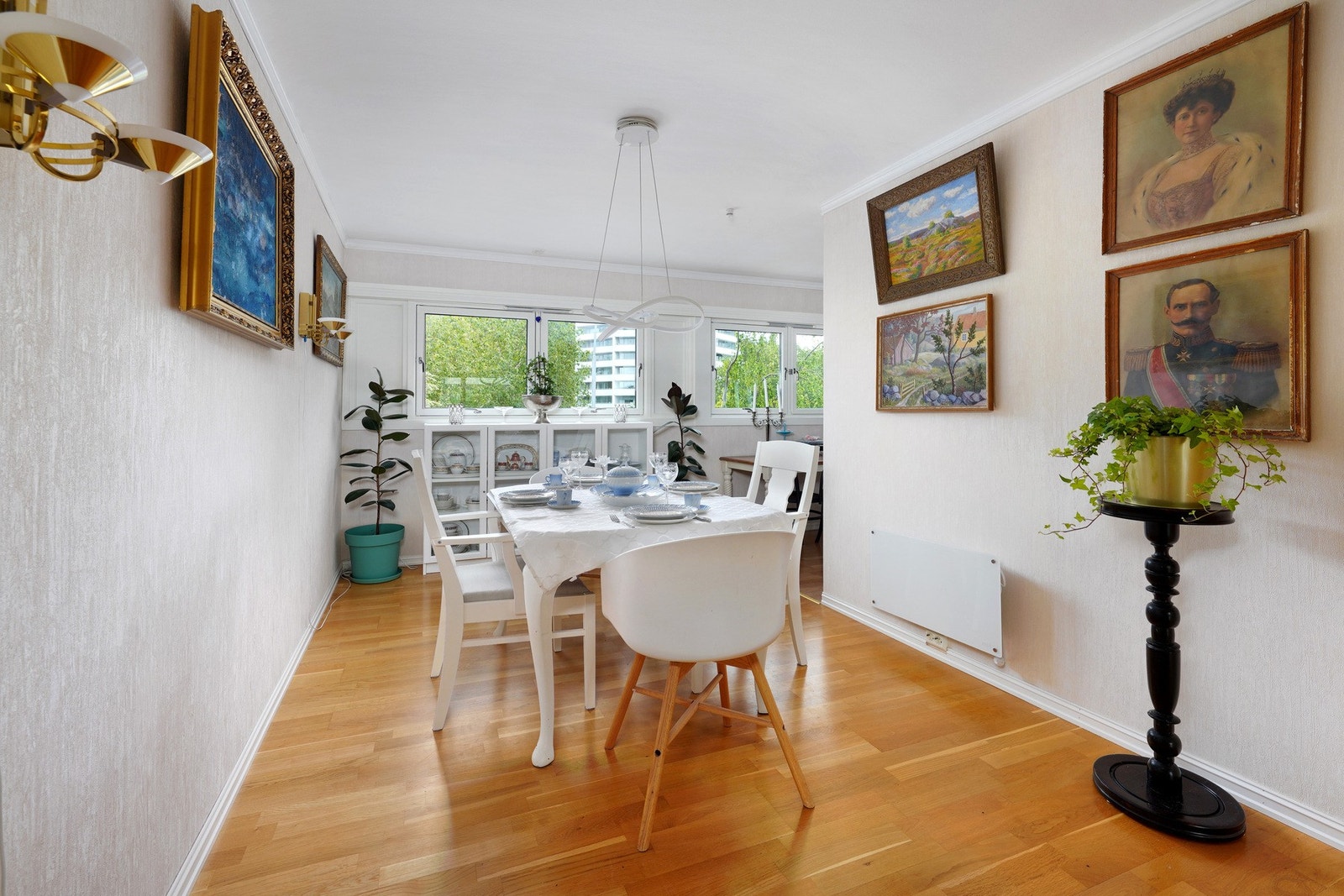 Spisestue, her kan man invitere mange gjester med god plass til langbord Galleribilde