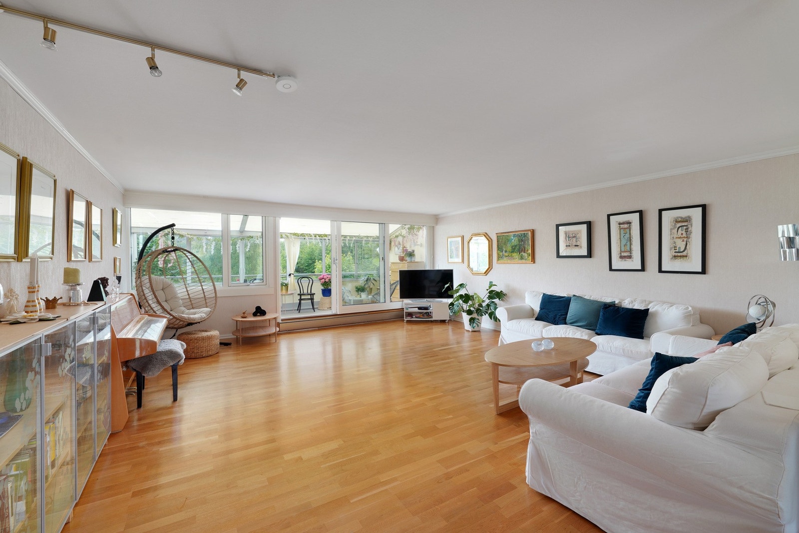 Stor og luftig stue. Opprinnelig var det et tredje soverom her, se plantegning for illustrasjon. Galleribilde