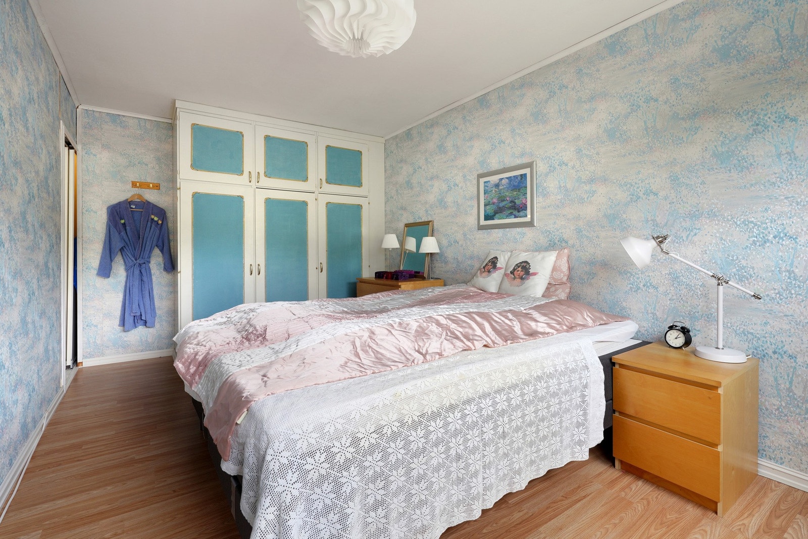 Soverom 2. Her finner du de originale skapene. Galleribilde