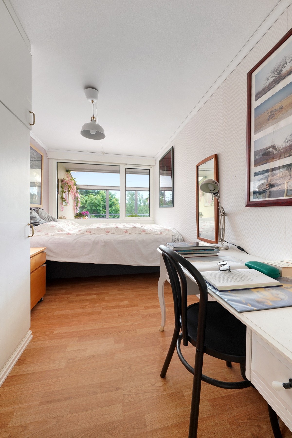 God plass til både dobbeltseng og skrivebord Galleribilde