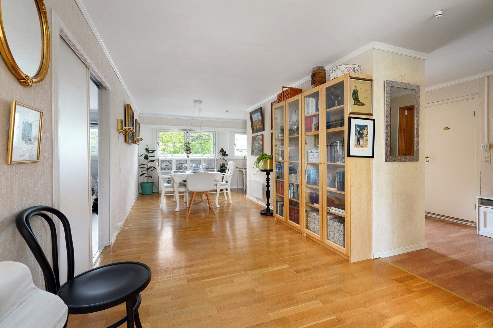 Her kan man flytte rett inn og pusse opp litt og litt, eller man kan pusse opp med en gang. Planløsningen og beliggenheten er en sjelden vare. Galleribilde