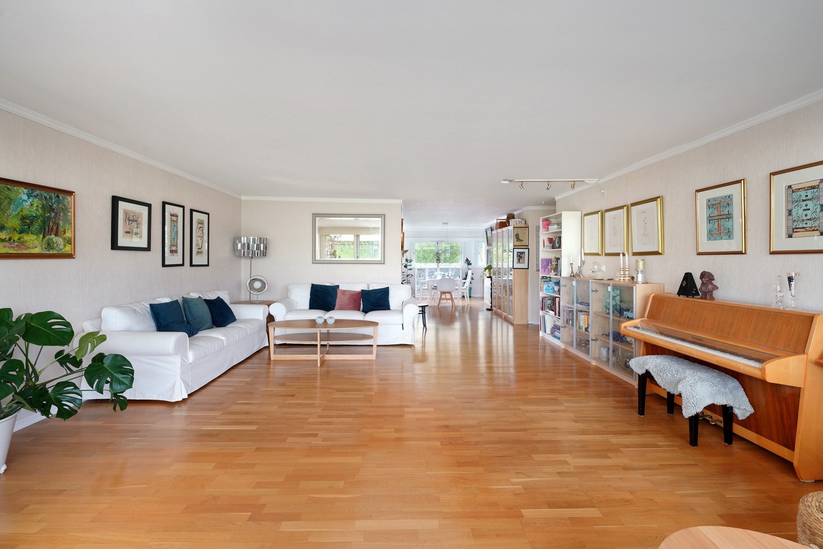 Leiligheten er gjennomgående som gir godt med naturlig lys inn. Galleribilde