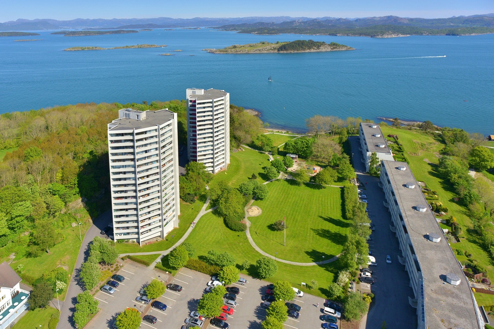 Her bor man i naturskjønne omgivelser med kort vei til sentrum. Vi ønsker deg hjertelig velkommen til visning! Galleribilde