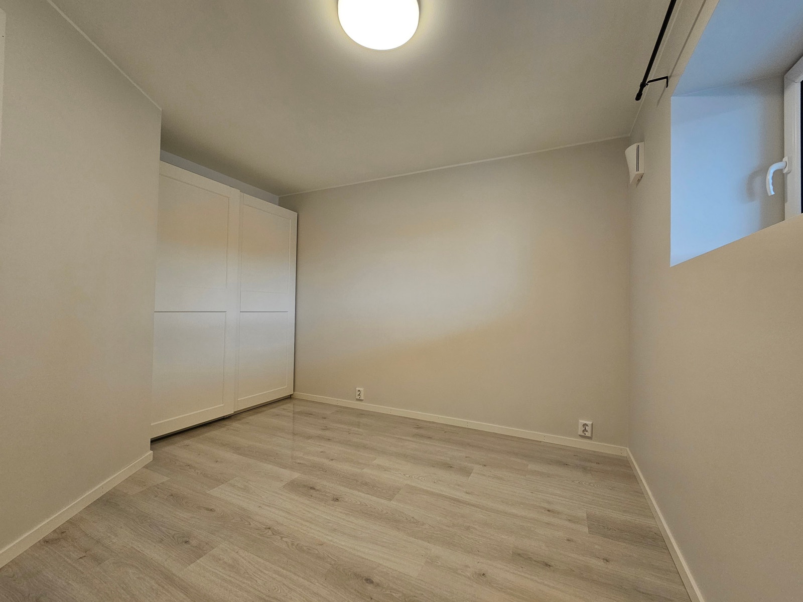 Soverom med skyvedørs garderobe . Galleribilde