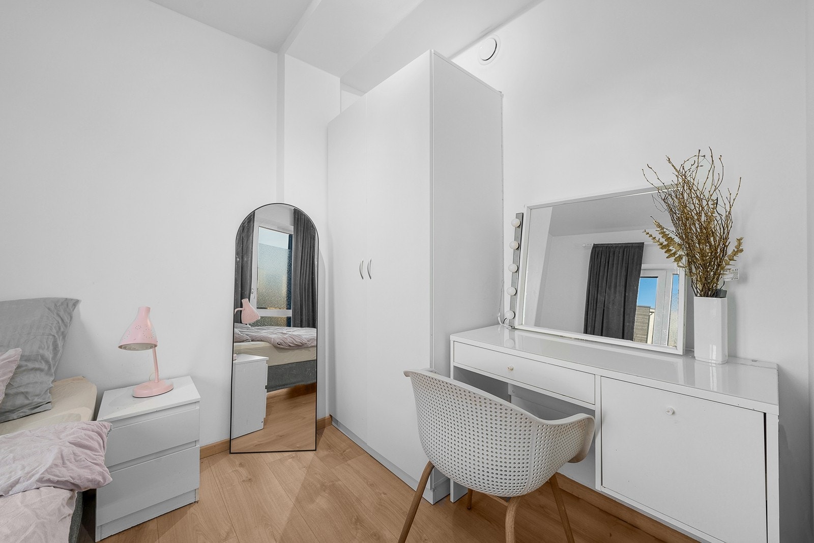 Soveorm 2. Garderobeskap medfølger Galleribilde