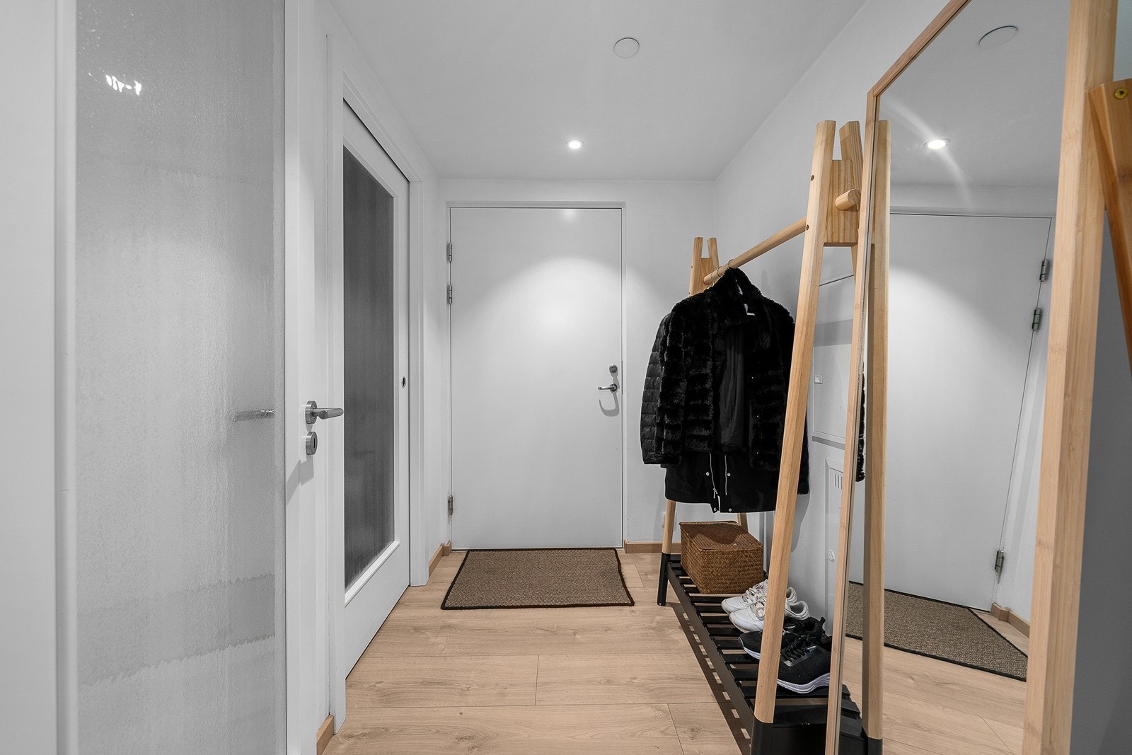 Lys og pen entré med downlights Galleribilde