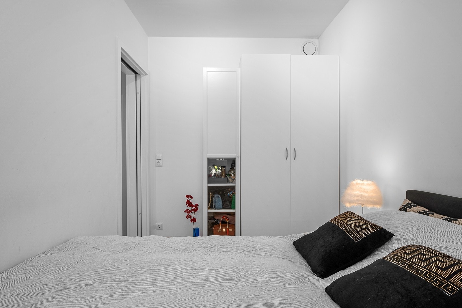 Garderobeskap medfølger Galleribilde