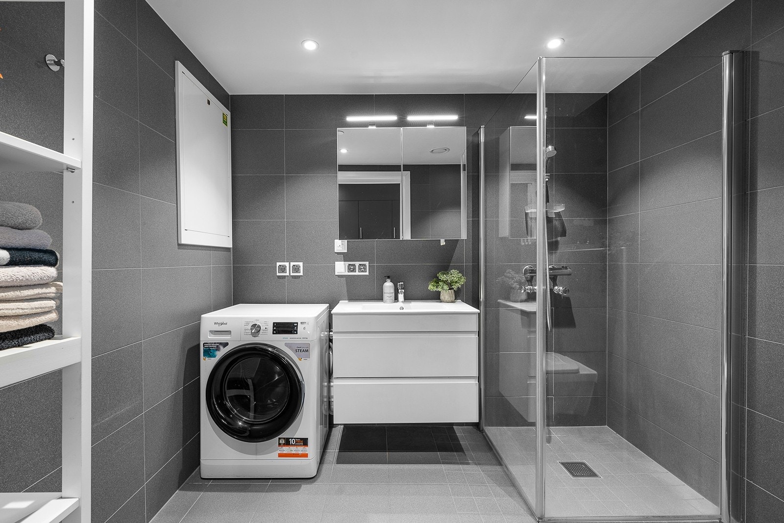 Pent flislagt bad med varmekabler i gulv Galleribilde