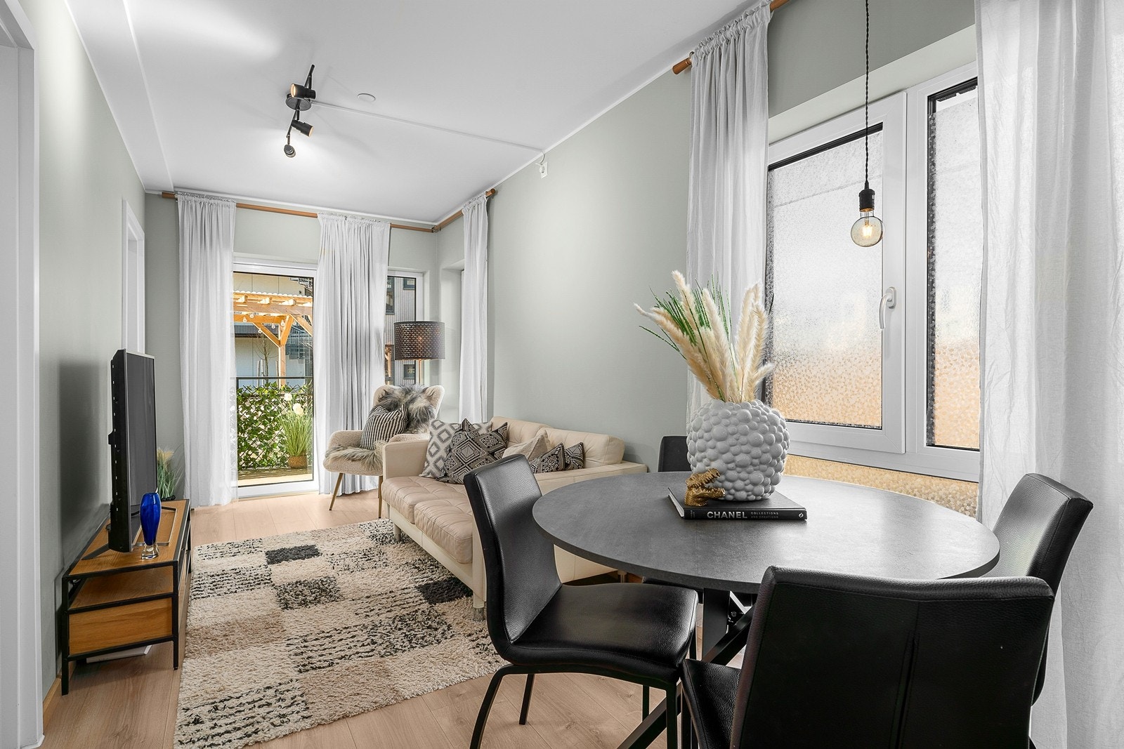 Det er god plass til både sofakrok og spisemøbler Galleribilde