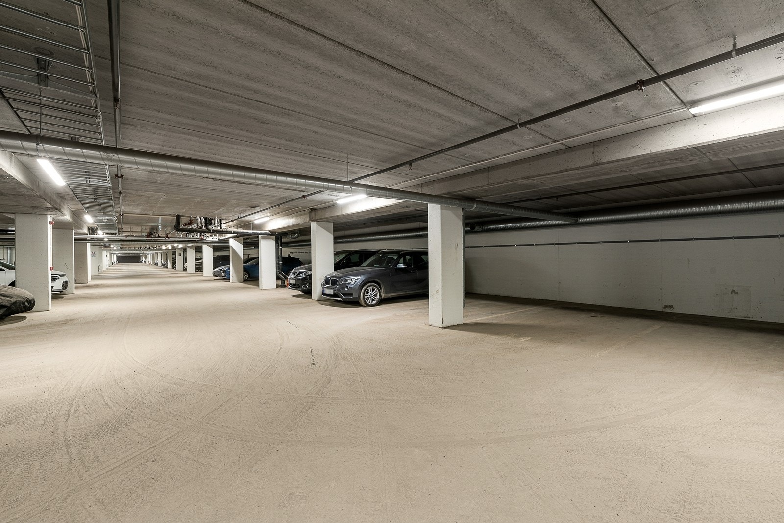 Leiligheten disponerer en parkeringsplass i garasjekjeller Galleribilde