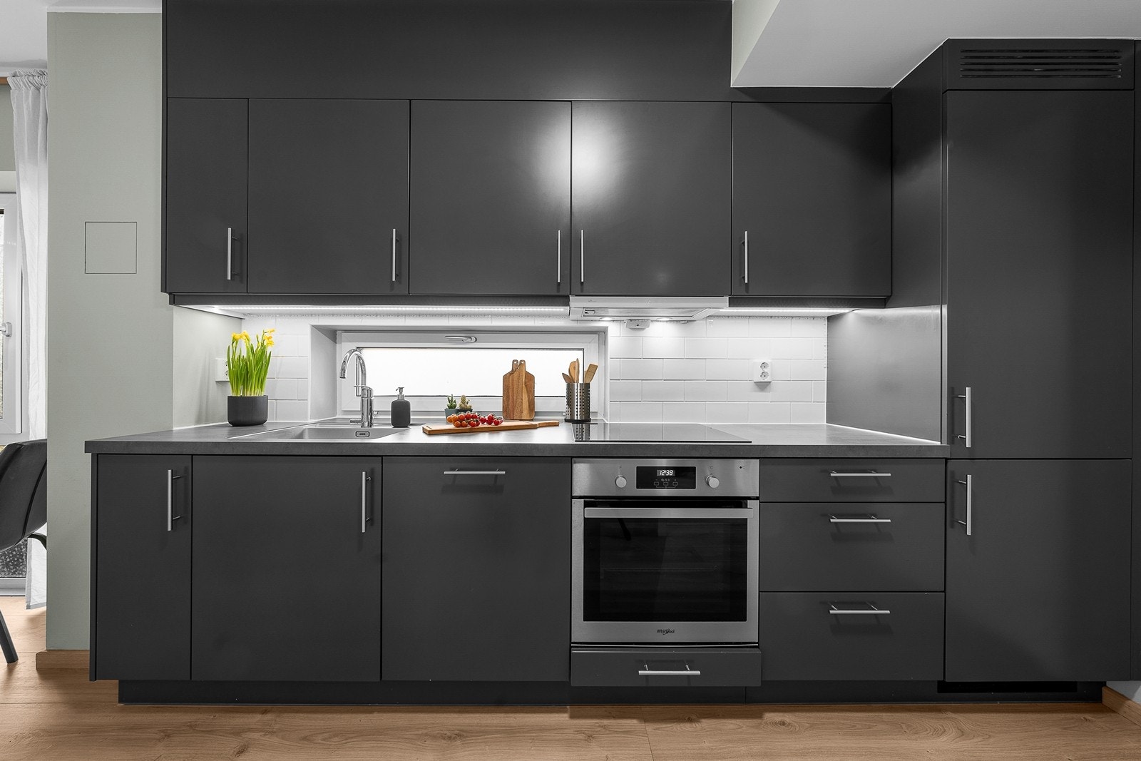 Lekkert kjøkken med integrerte hvitevarer Galleribilde