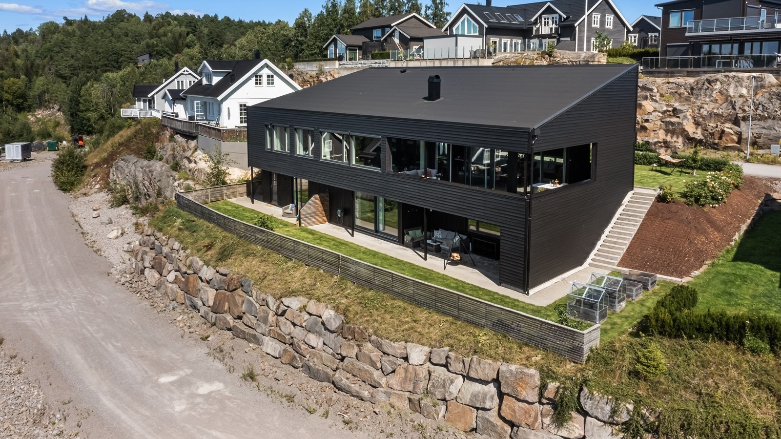 Boligen ligger flott, solrikt og vestvendt til i populære Skjeggestadåsen. Galleribilde