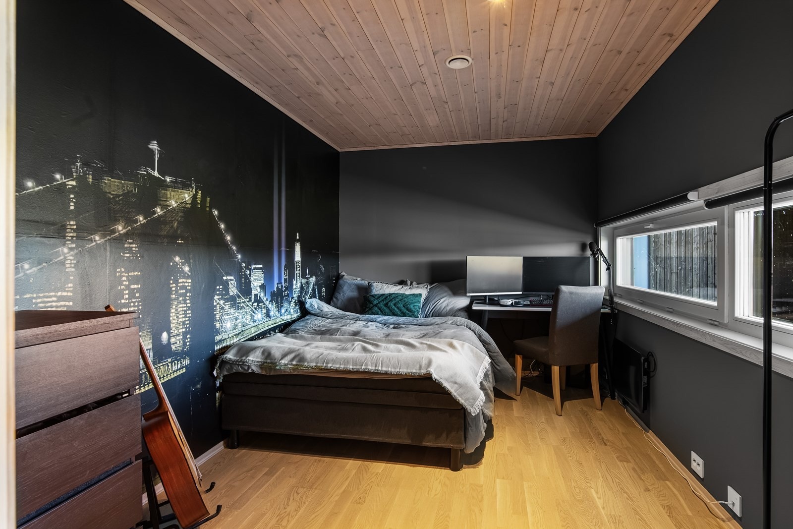 Soverommet i denne etasjen har en fin størrelse med plass til soveromsmøblement og garderobeskap. Galleribilde