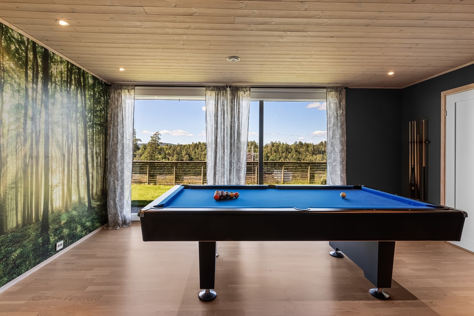 Stort allrom også i underetasjen med kombinert stue og treningsrom, med selvfølgelig også flere bruksmuligheter. Galleribilde