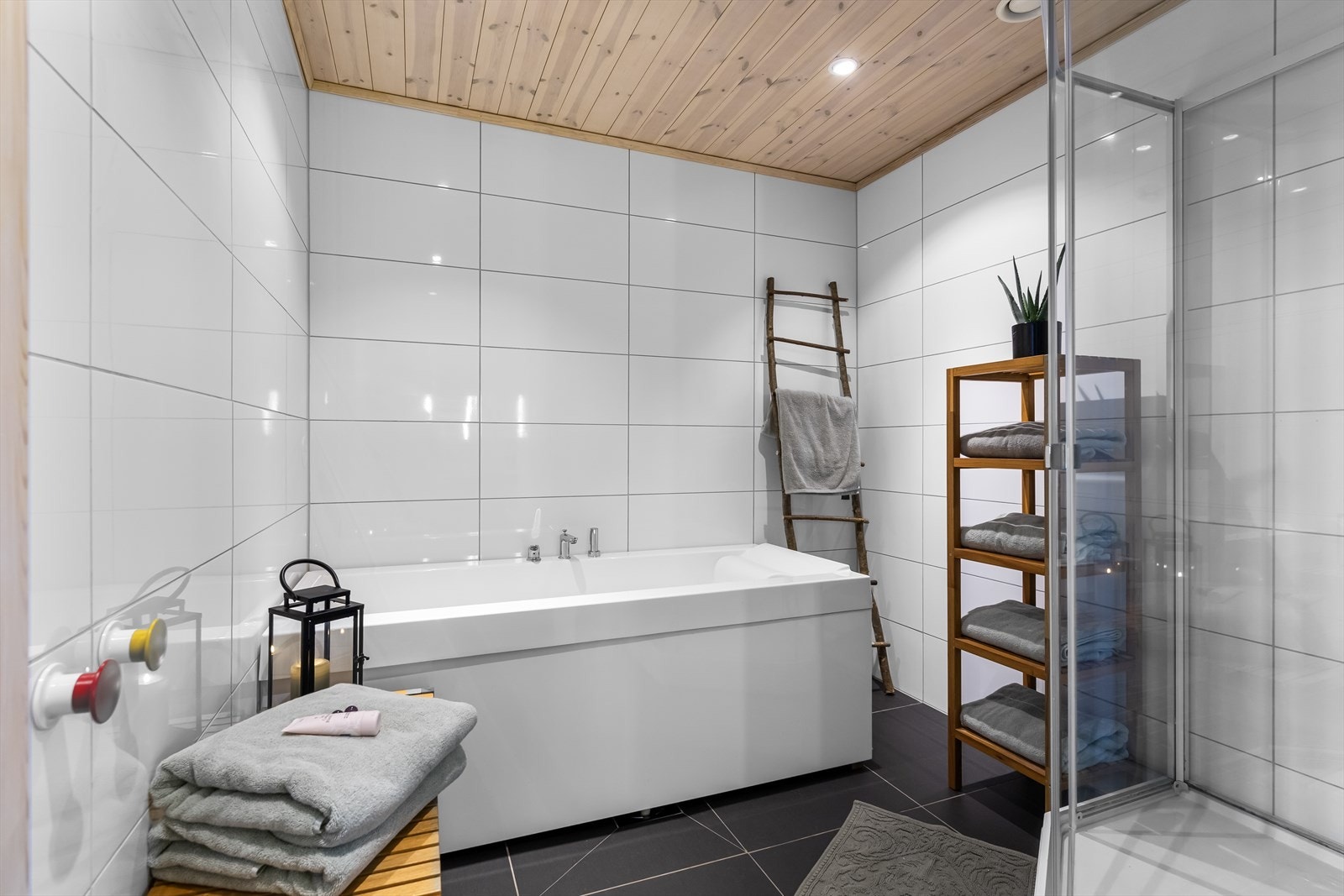 Badet er stort og delikat med flislagte overflater og behagelig gulvvarme. Galleribilde